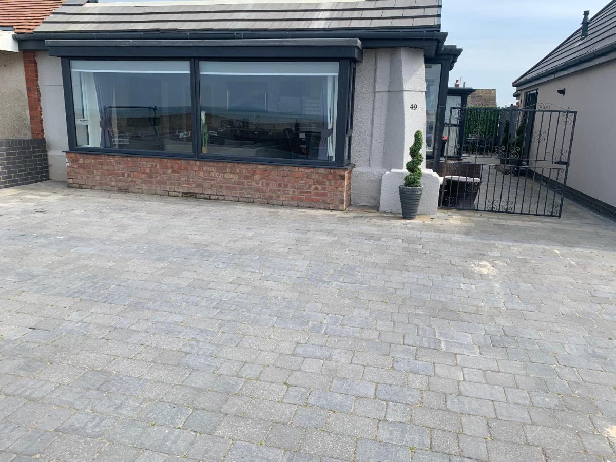 Beach House Apartment On Ground Floor With Sea View - Pet Friendly 克利夫利斯 外观 照片