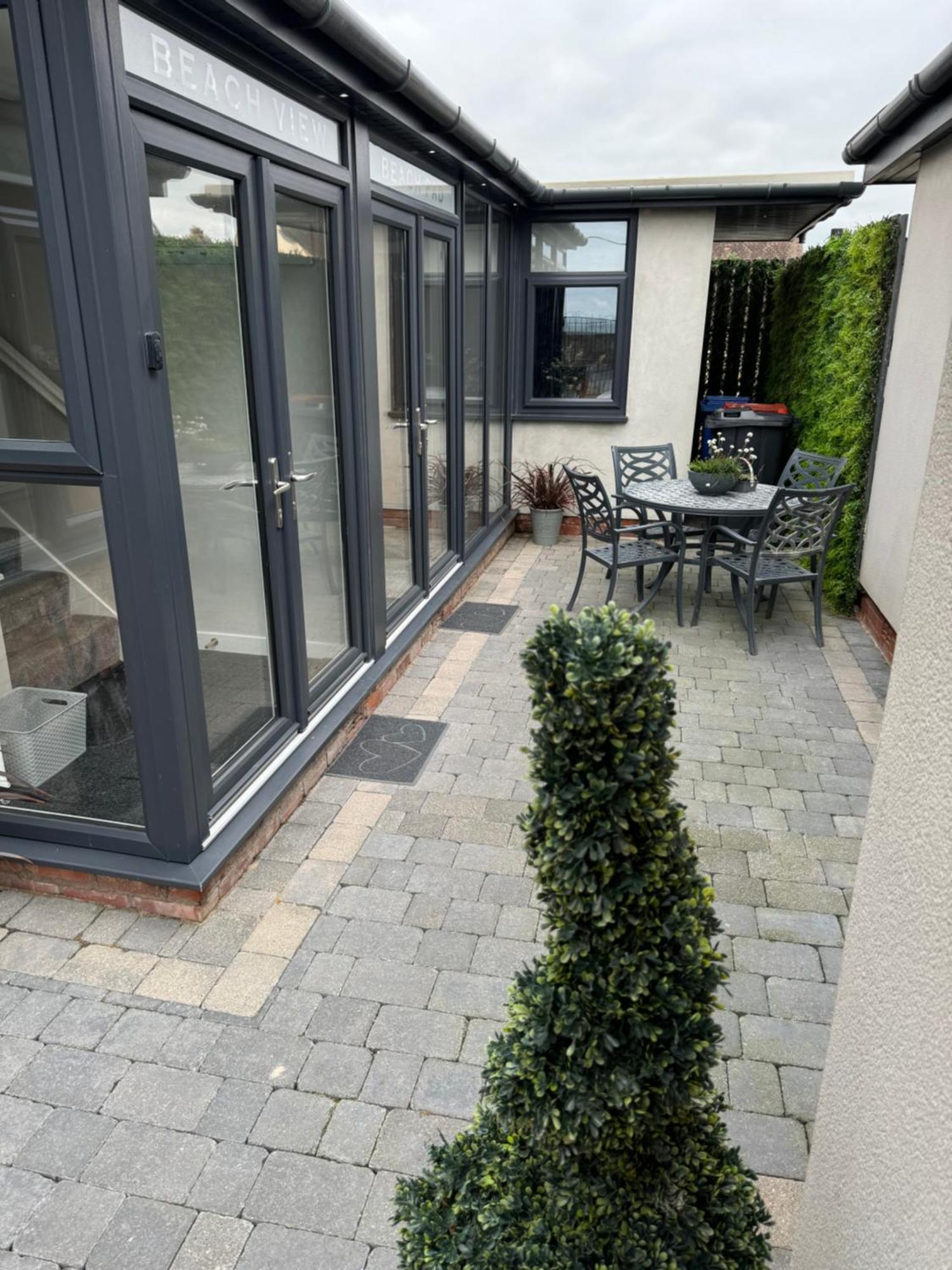 Beach House Apartment On Ground Floor With Sea View - Pet Friendly 克利夫利斯 外观 照片
